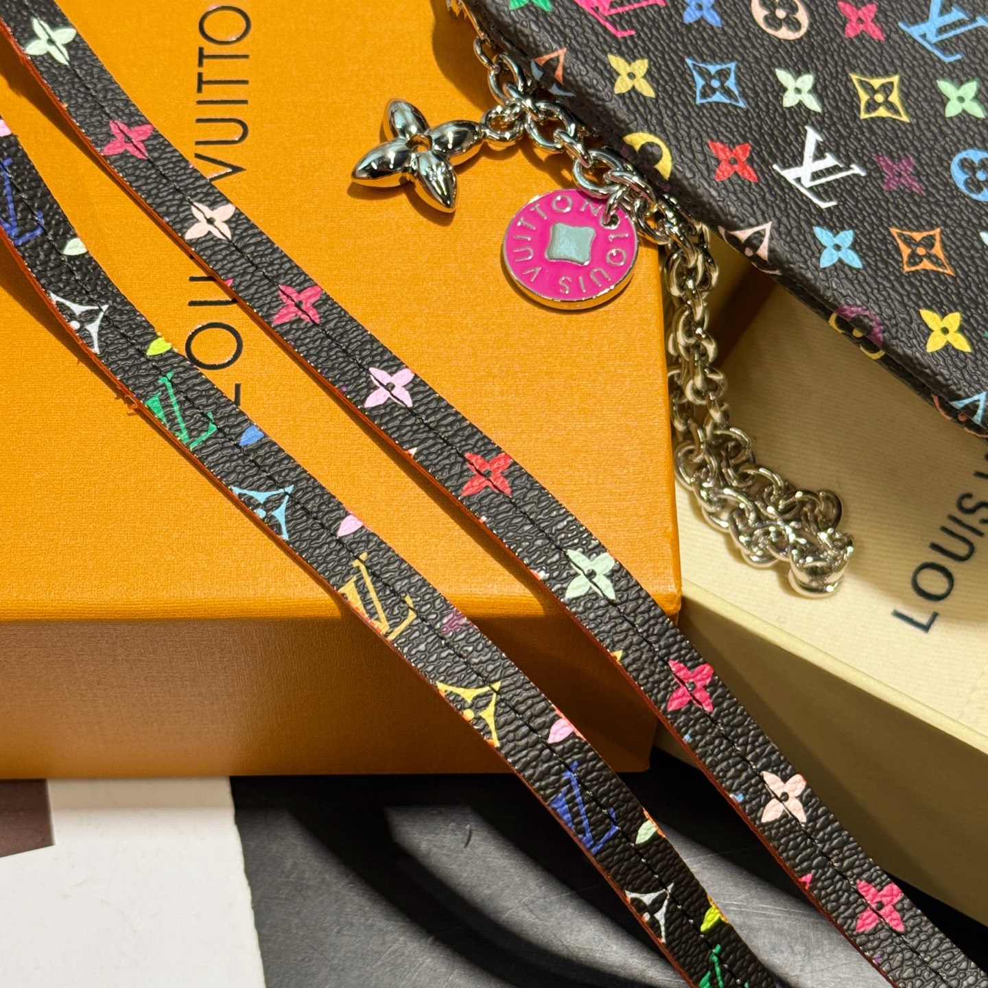 ★Louis Vuitton★超希少 早い物勝ち、人気爆発 スマホストラップ付き コンパクト小銭入れ おしゃれなメタルパーツ 2506