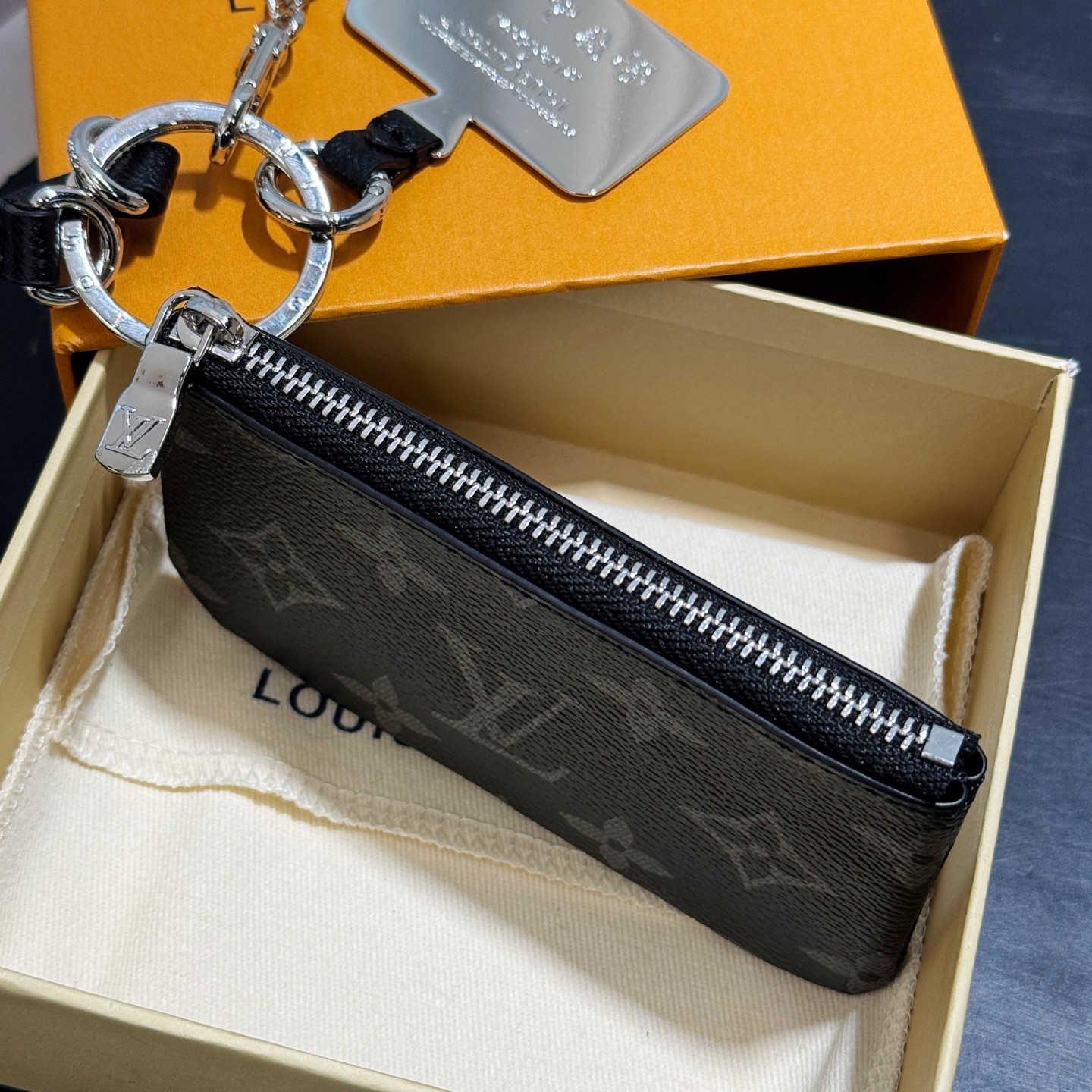 ★Louis Vuitton★超希少 早い物勝ち、人気爆発 スマホストラップ付き コンパクト小銭入れ おしゃれなメタルパーツ 2506