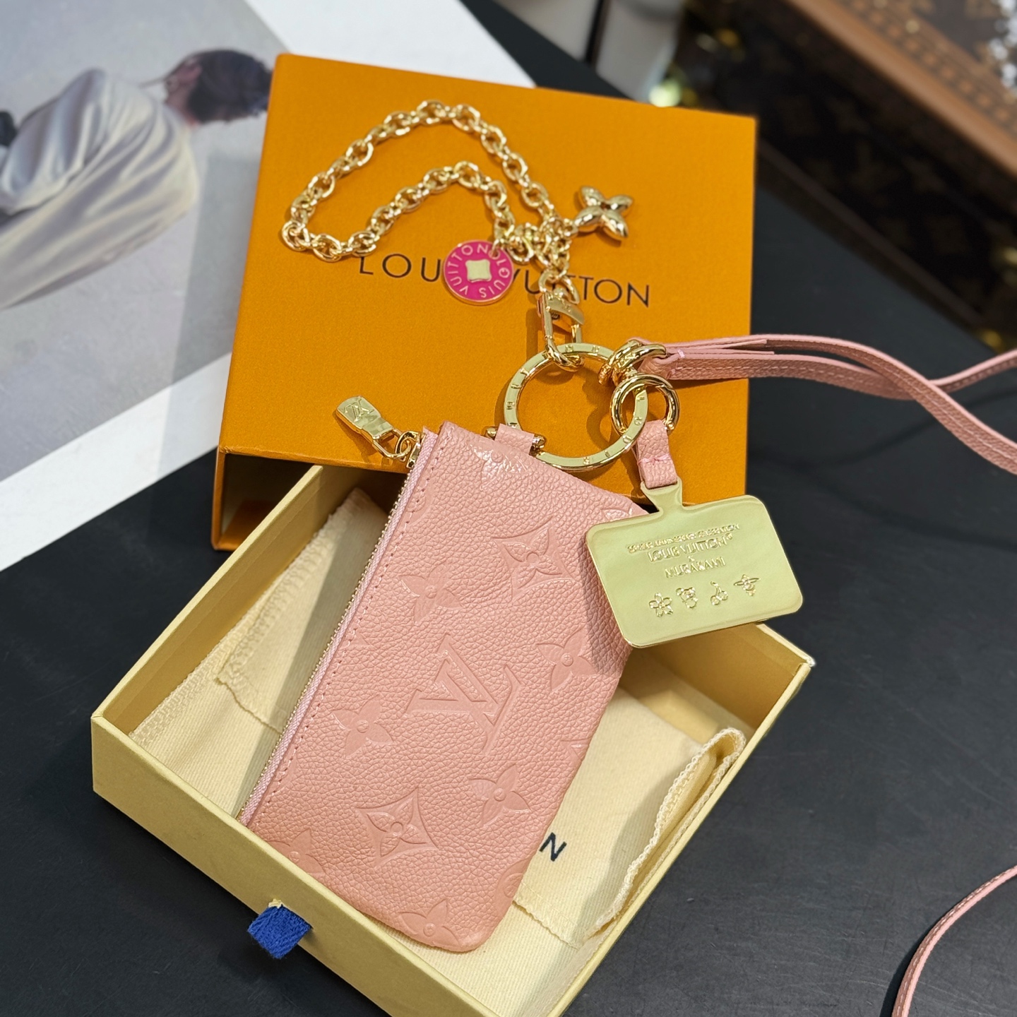 ★Louis Vuitton★超希少 早い物勝ち、人気爆発 スマホストラップ付き コンパクト小銭入れ おしゃれなメタルパーツ 2506
