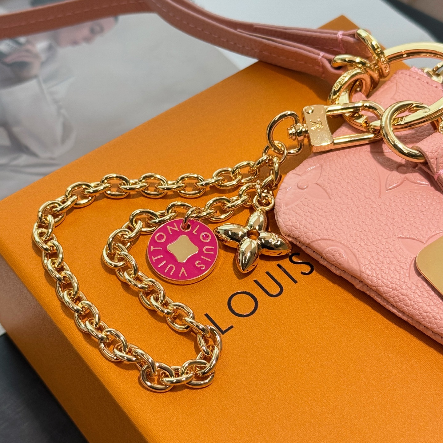 ★Louis Vuitton★超希少 早い物勝ち、人気爆発 スマホストラップ付き コンパクト小銭入れ おしゃれなメタルパーツ 2506