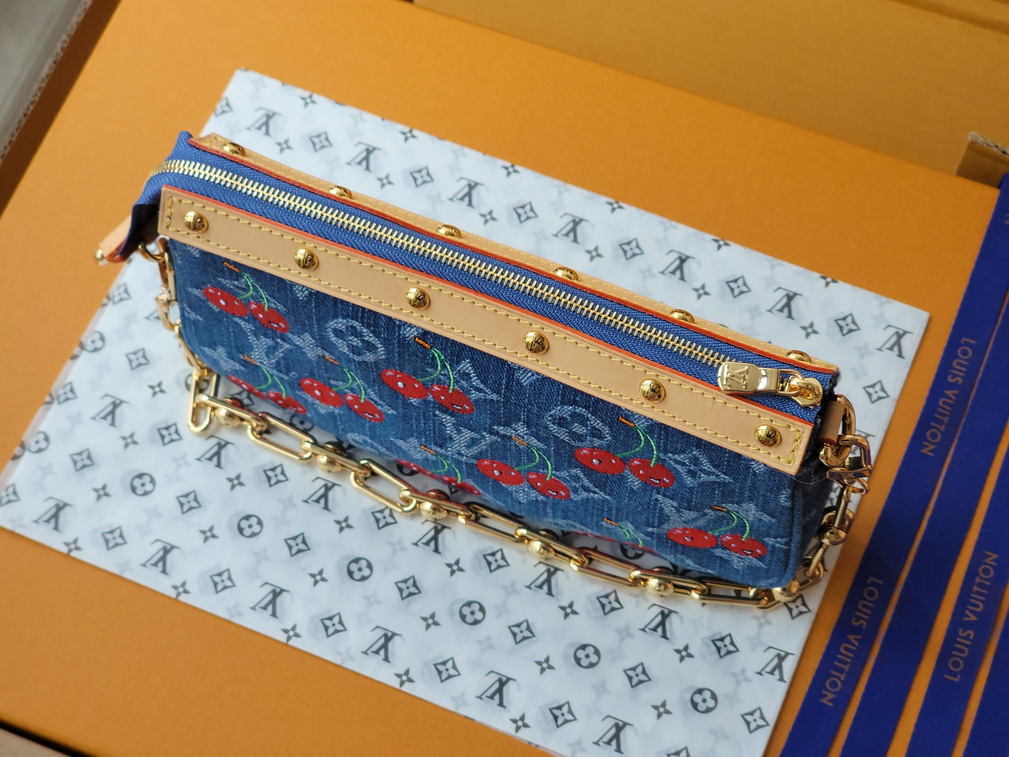 【2025新作】村上隆デザインのモノグラムポシェット！サクランボ刺繍×メタルチェーン！可変ストラップで使い勝手抜群