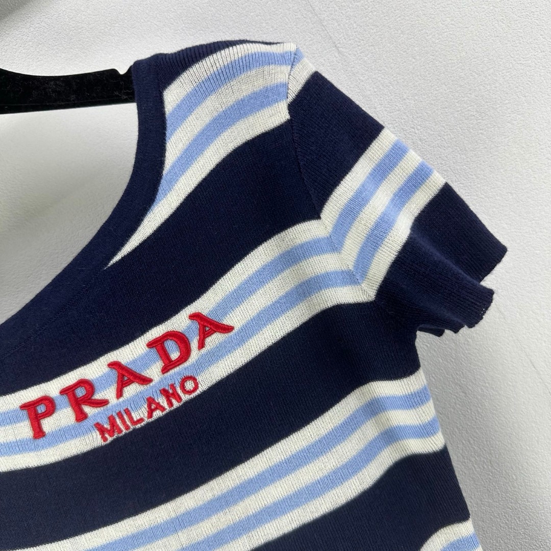 夏新品入荷 女性プラダ トップス Tシャツ