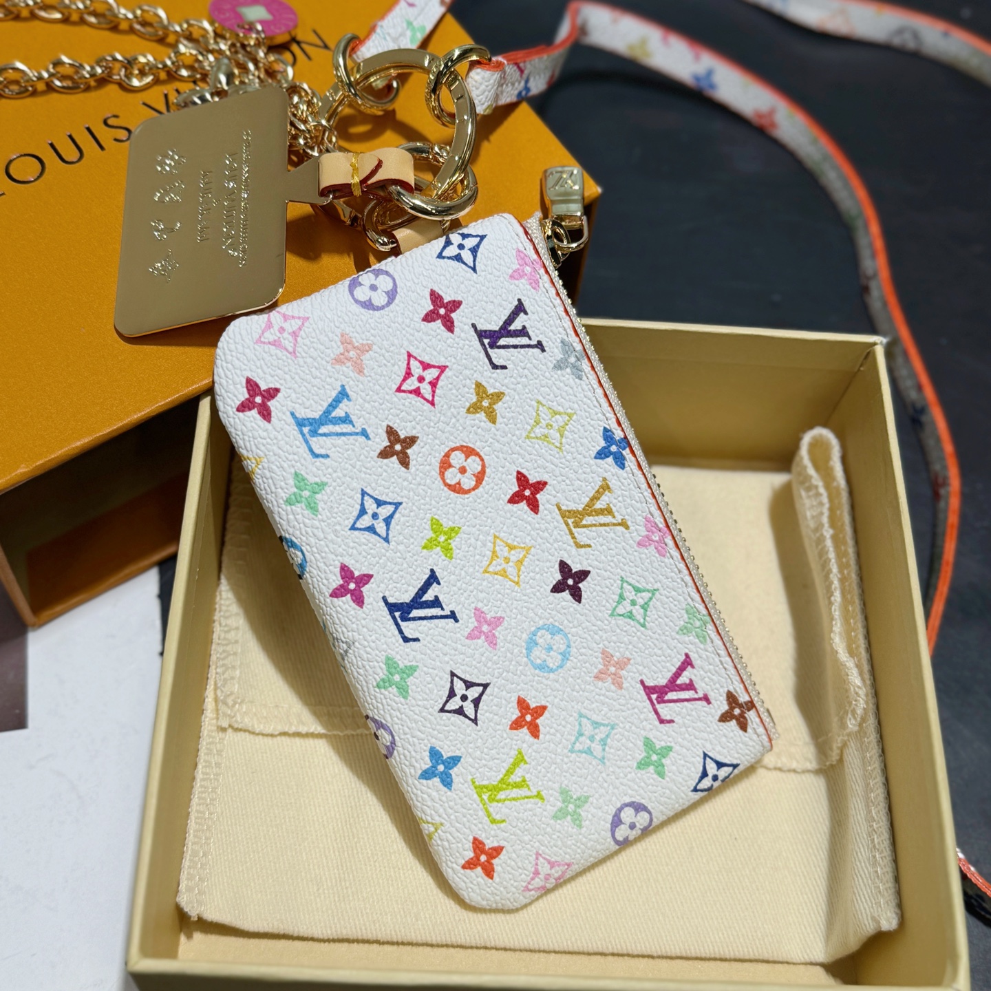 ★Louis Vuitton★超希少 早い物勝ち、人気爆発 スマホストラップ付き コンパクト小銭入れ おしゃれなメタルパーツ