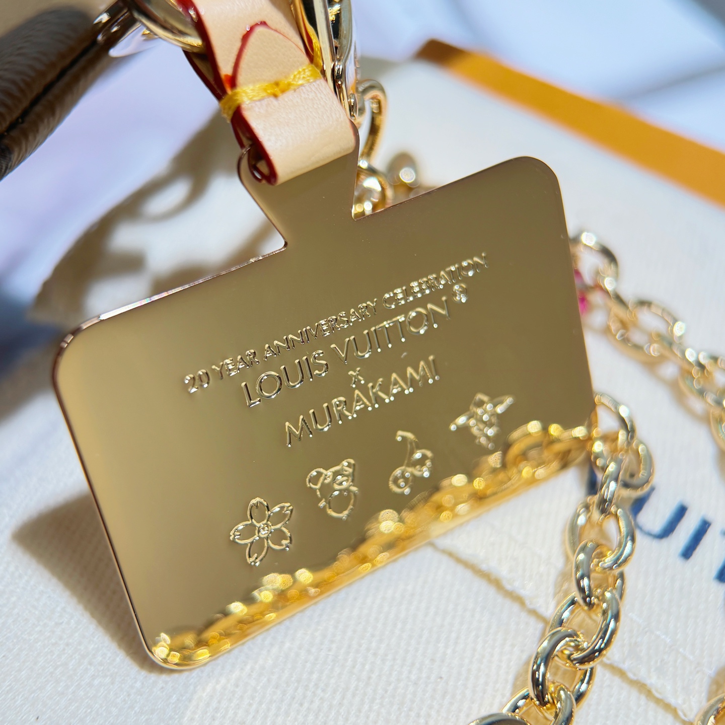 ★Louis Vuitton★超希少 早い物勝ち、人気爆発 スマホストラップ付き コンパクト小銭入れ おしゃれなメタルパーツ