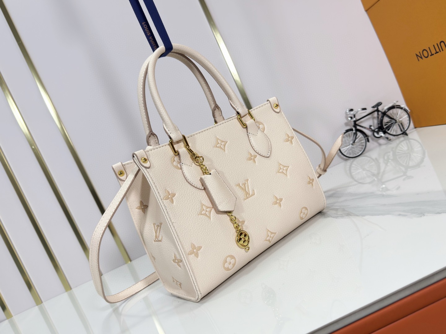 LOUIS VUITTON OnTheGo MM 小号 トートバッグ|モノグラムエンプレイント&チェーン付き多機能バッグ25cm 新作|着脱式ショルダー付き大人気トートが登場」2505