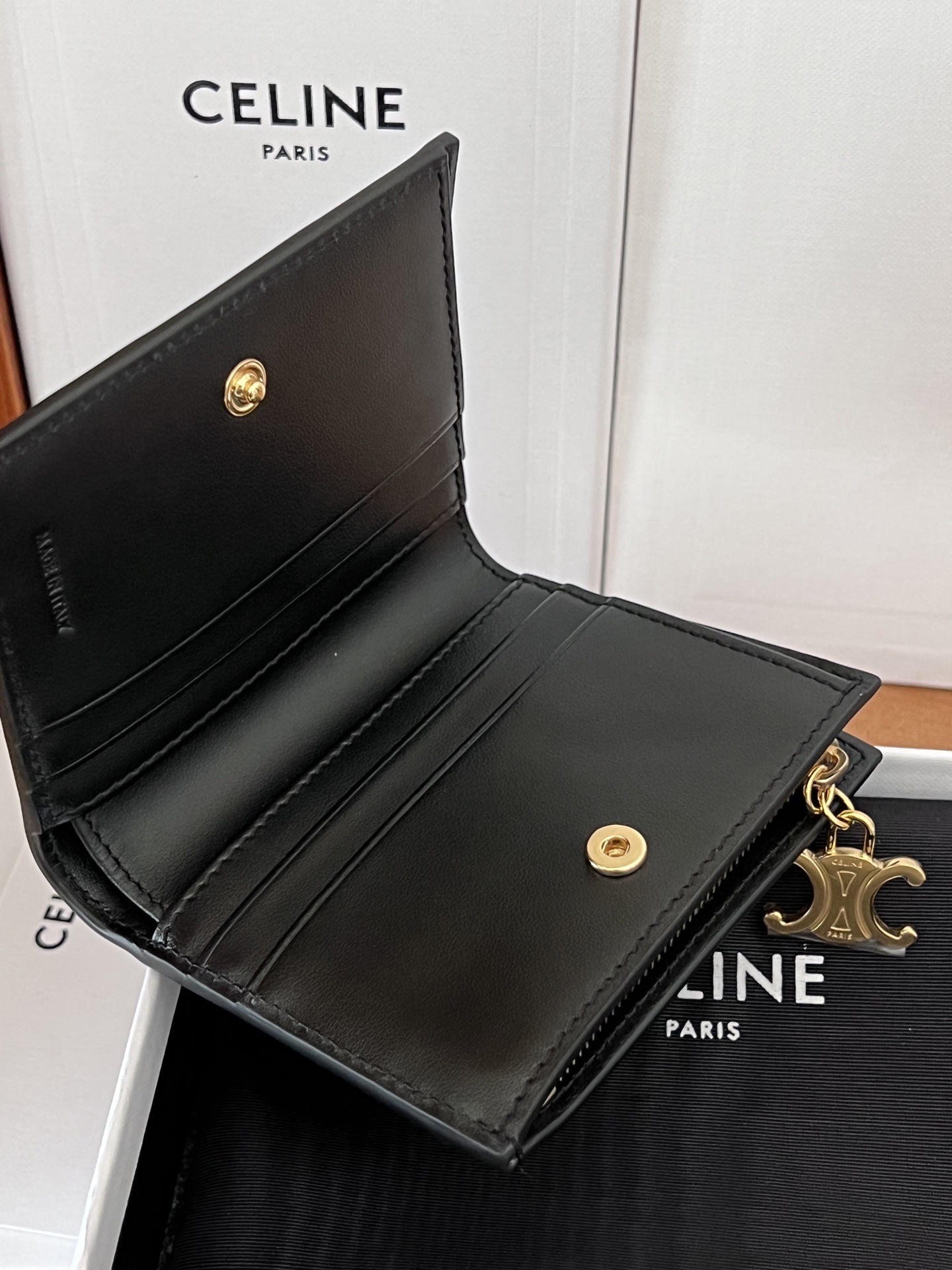 【セリーヌ】10M102 TRIOMPHEモノグラム ショート財布|コンパクト×機能性で日常使いに最適! ゴールドアクセントが輝く大人気アイテム 2505