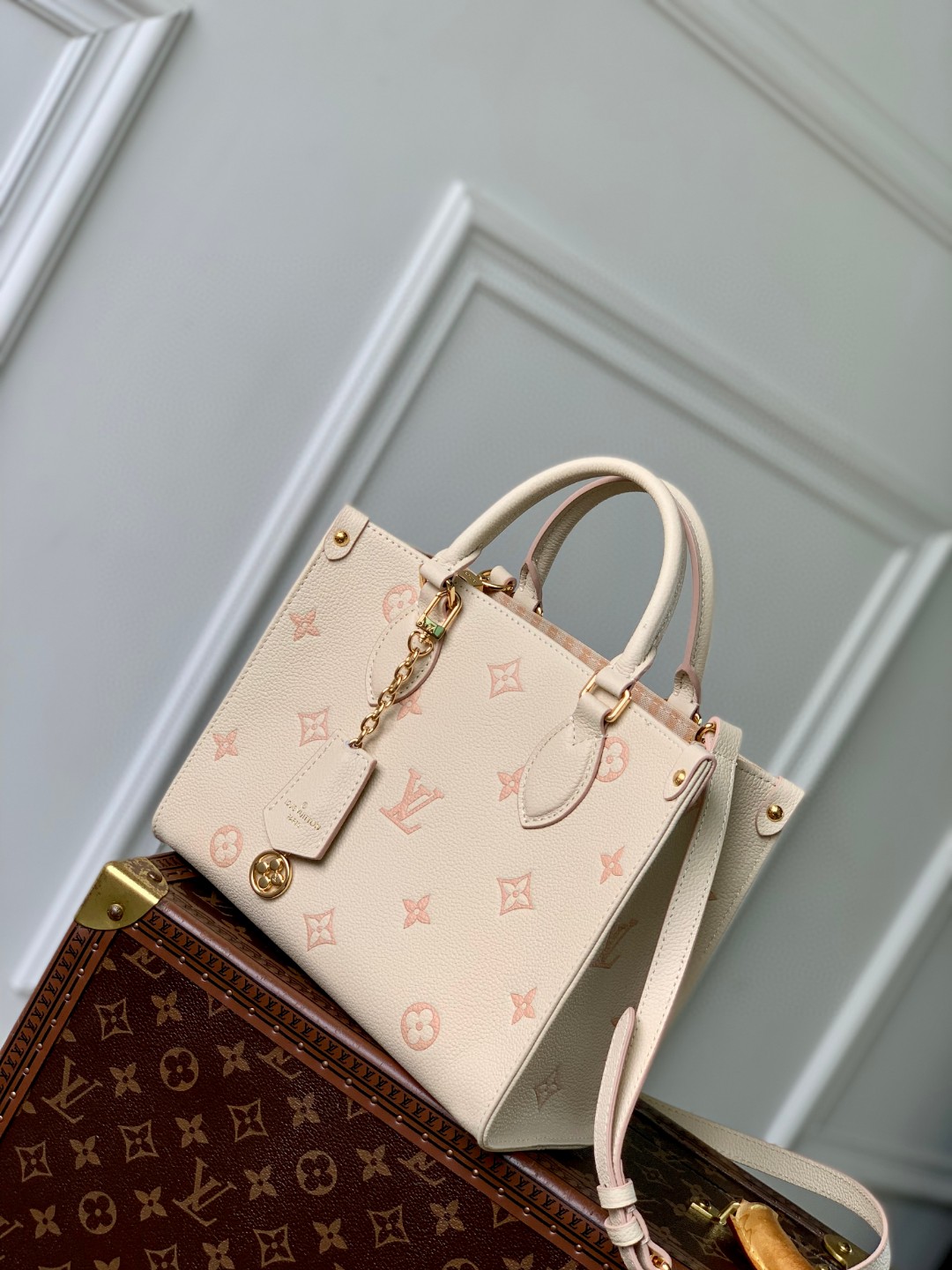 「LOUIS VUITTON OnTheGo MM 小号 トートバッグ|モノグラムエンプレイント&チェーン付き多機能バッグ25cm 新作|着脱式ショルダー付き大人気トートが登場」