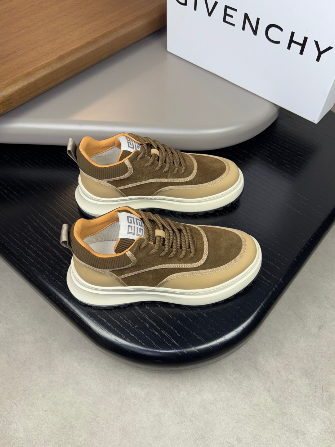 靴 ジバンシィ スニーカー レースアップ  メンズ
