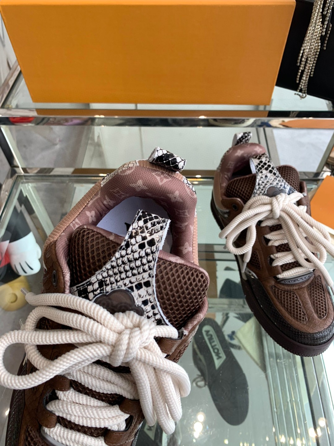 靴 ルイヴィトン スニーカー レースアップ 男女兼着