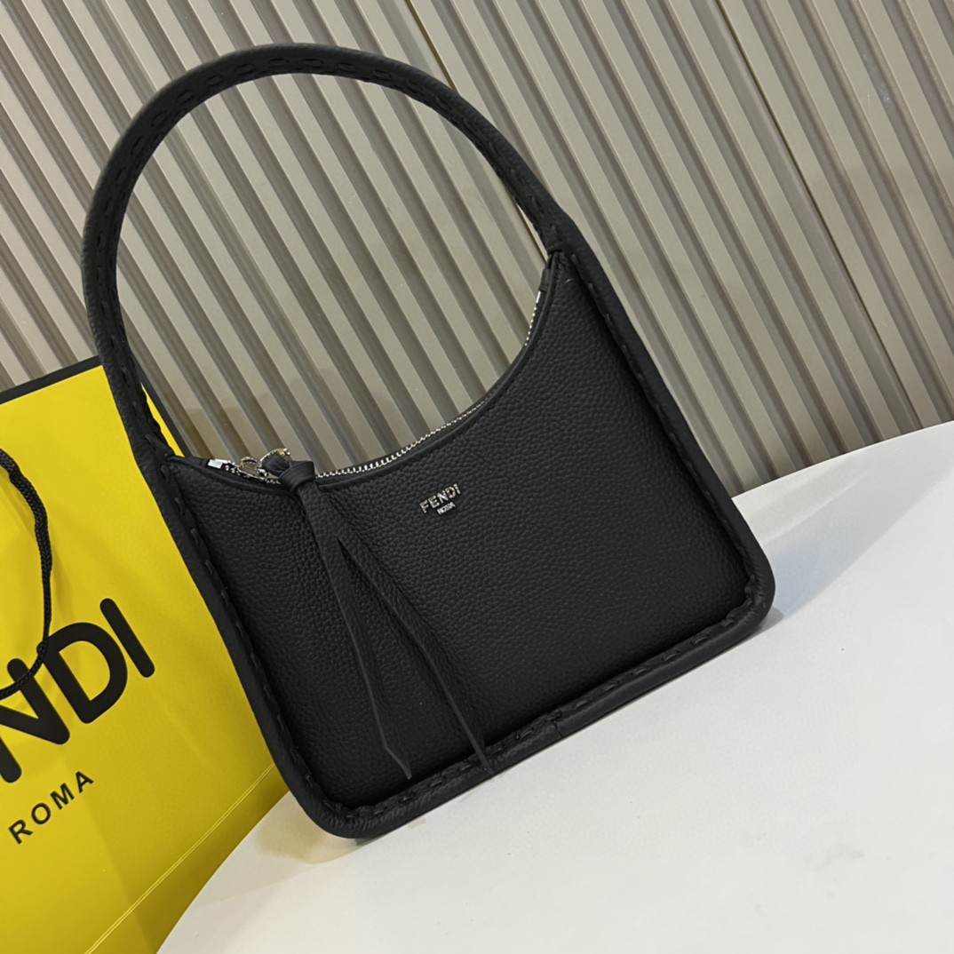 フェンディ 24SS ショルダーバッグ 鞄 カバン2405A