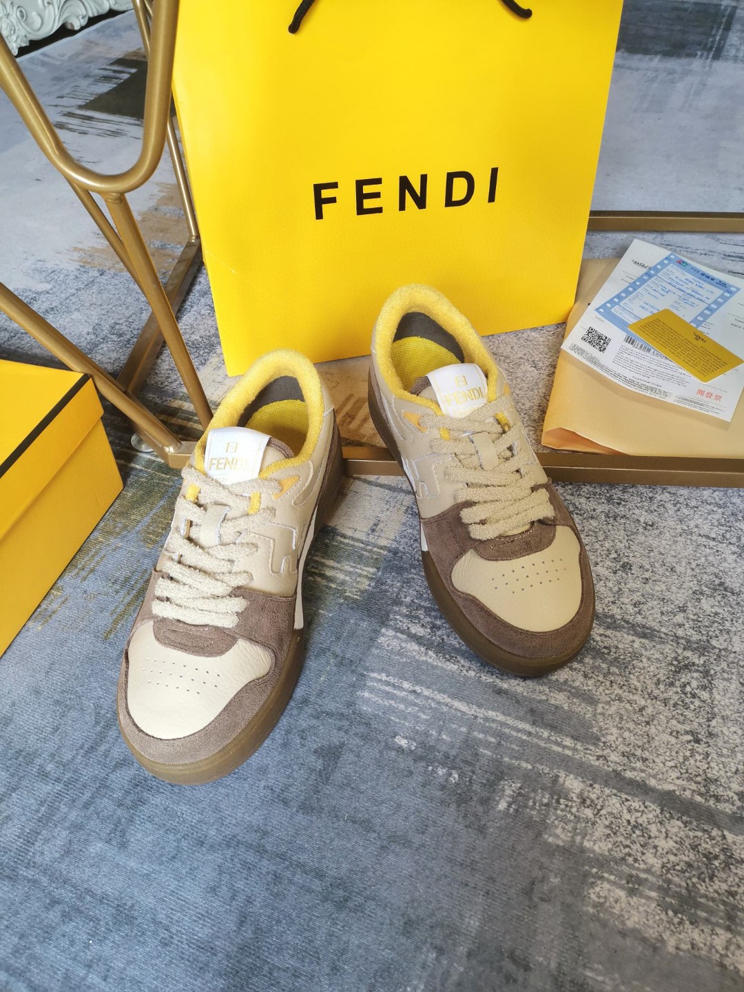 フェンディ スニーカー レースアップ 恋人?