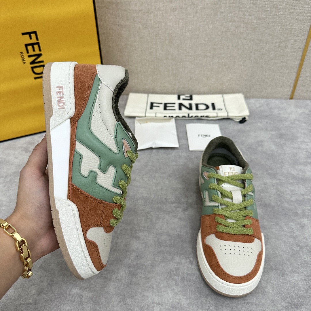 フェンディ スニーカー レースアップ 恋人?