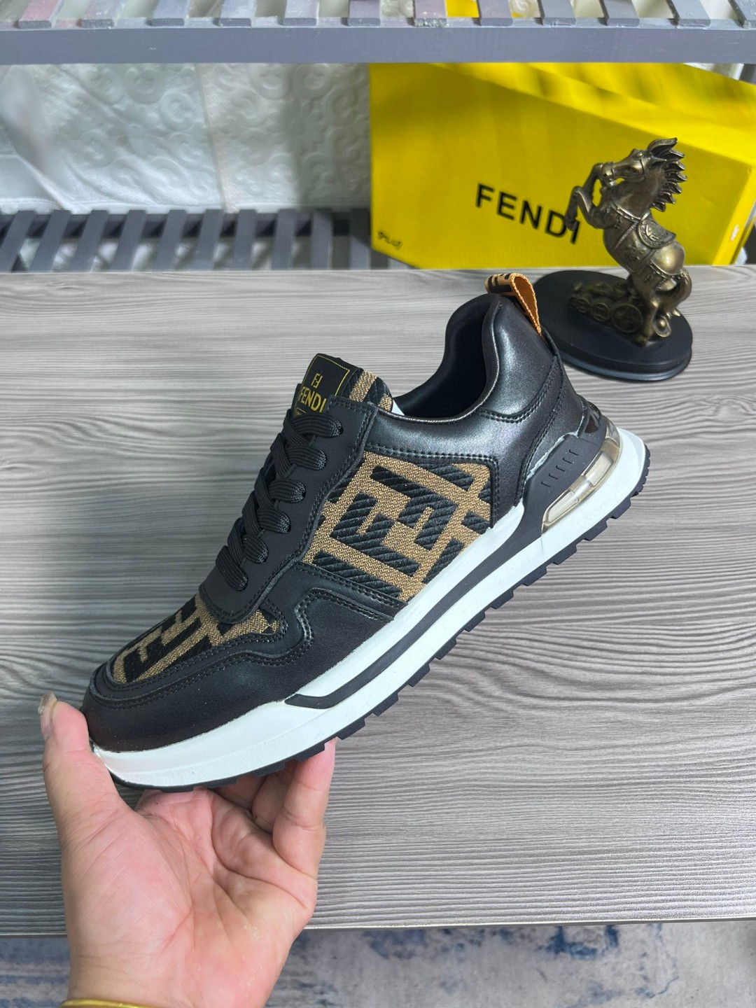 フェンディ スニーカー レースアップ 男性?