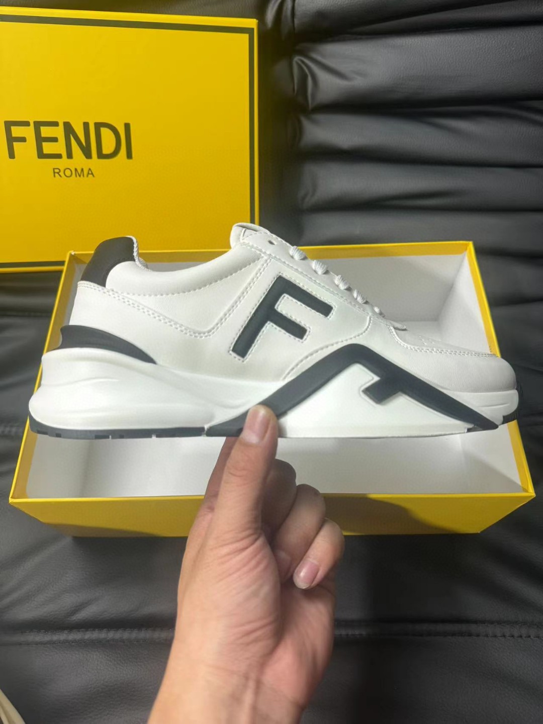フェンディ スニーカー レースアップ 男性?
