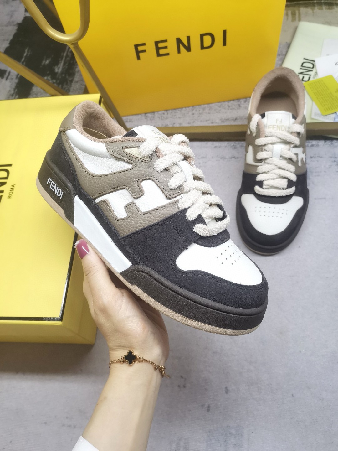 フェンディ スニーカー レースアップ 恋人?