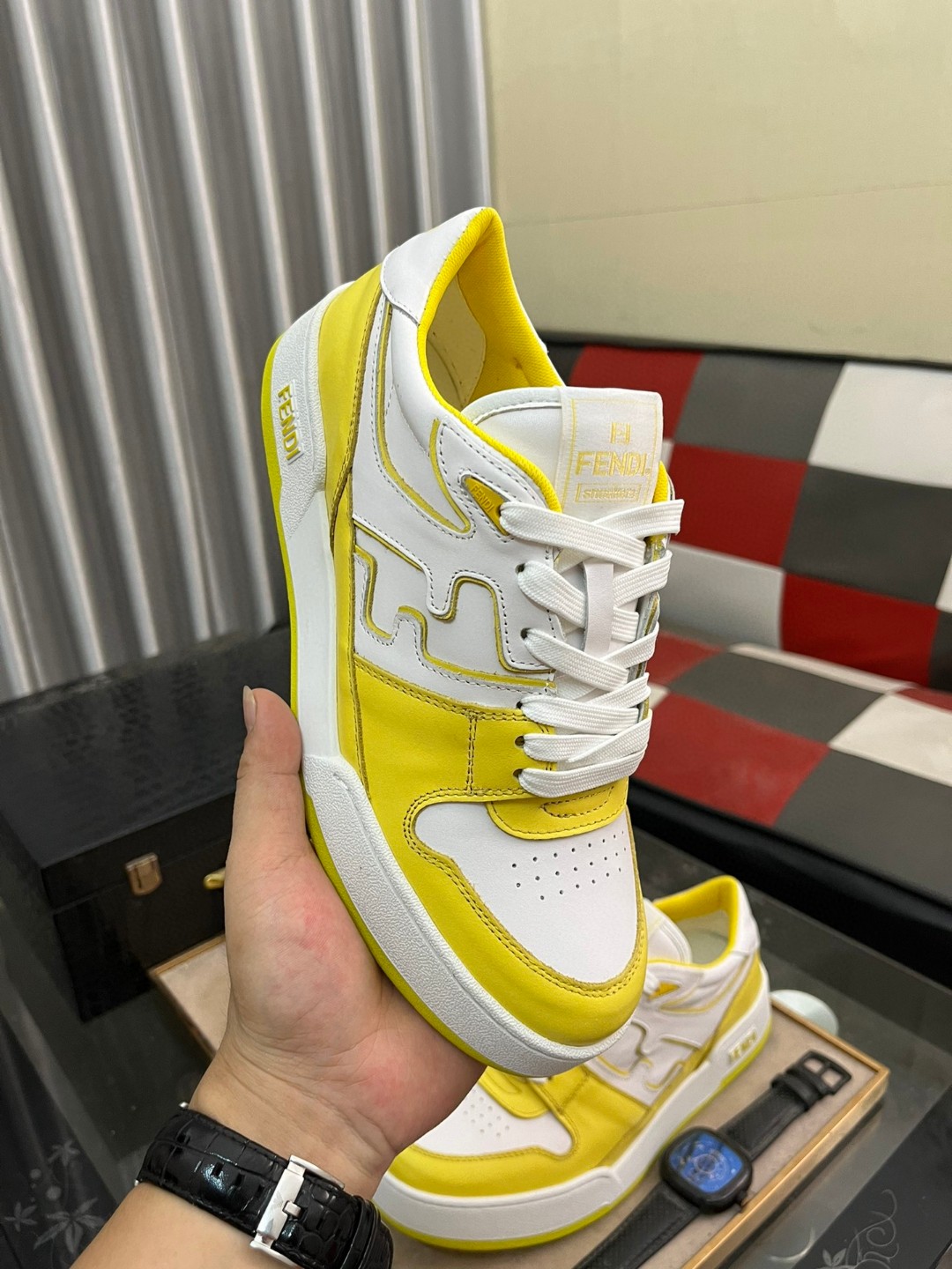 フェンディ スニーカー レースアップ 男性?