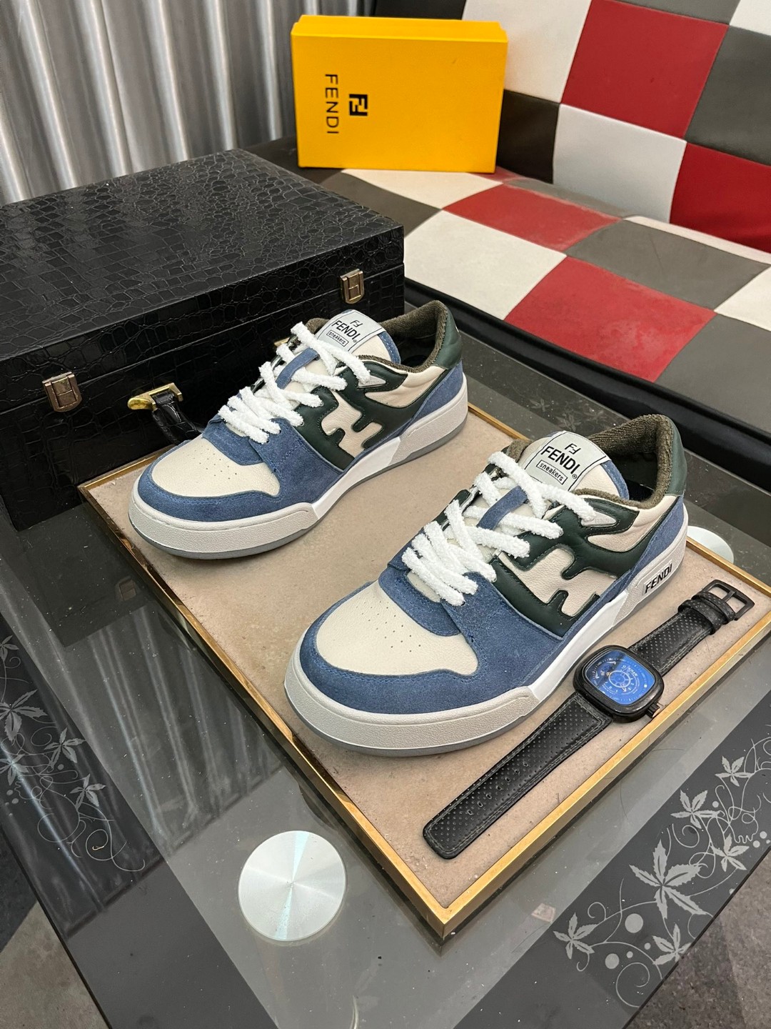 フェンディ スニーカー レースアップ 男性?