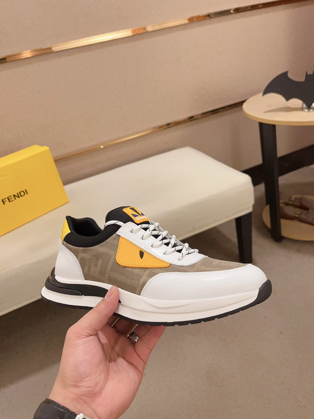 フェンディ スニーカー レースアップ 男性?