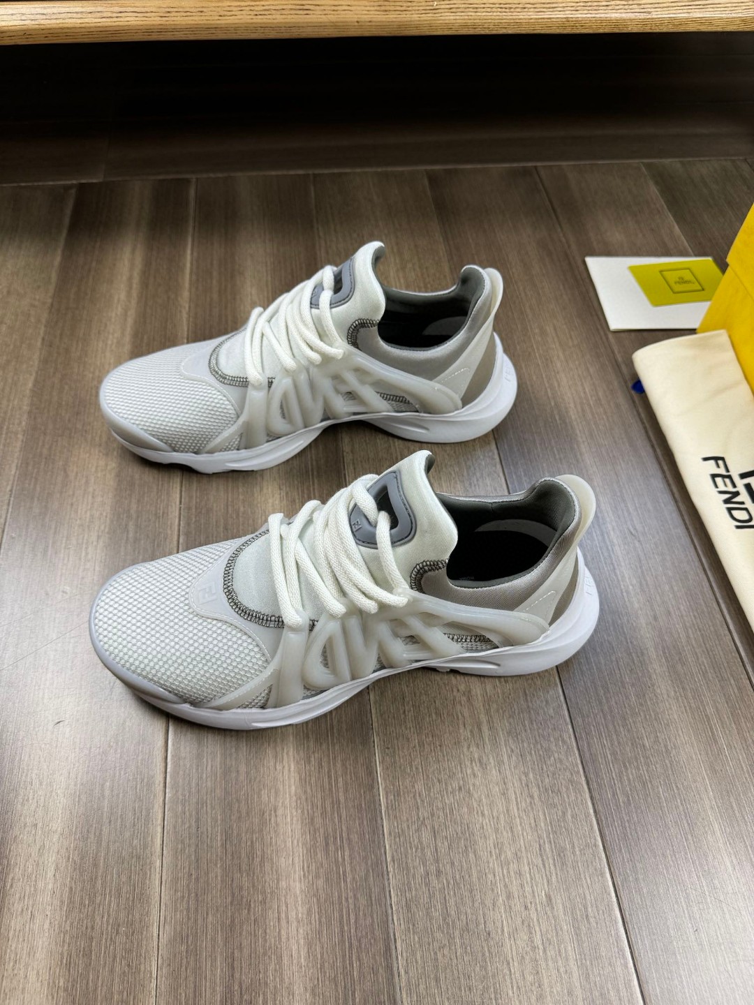 フェンディ 2024新品 靴 スニーカー レースアップ