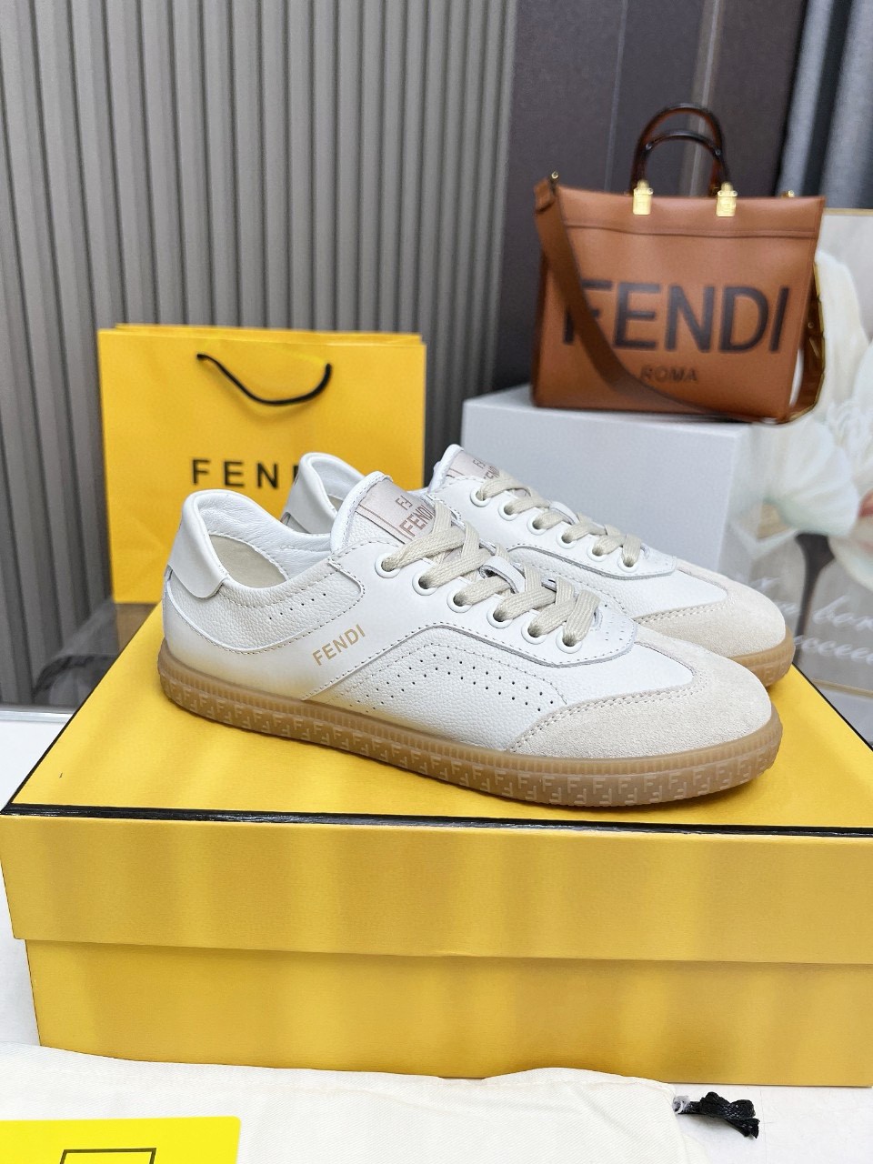 フェンディ 2024新品 靴 スニーカー レースアップ