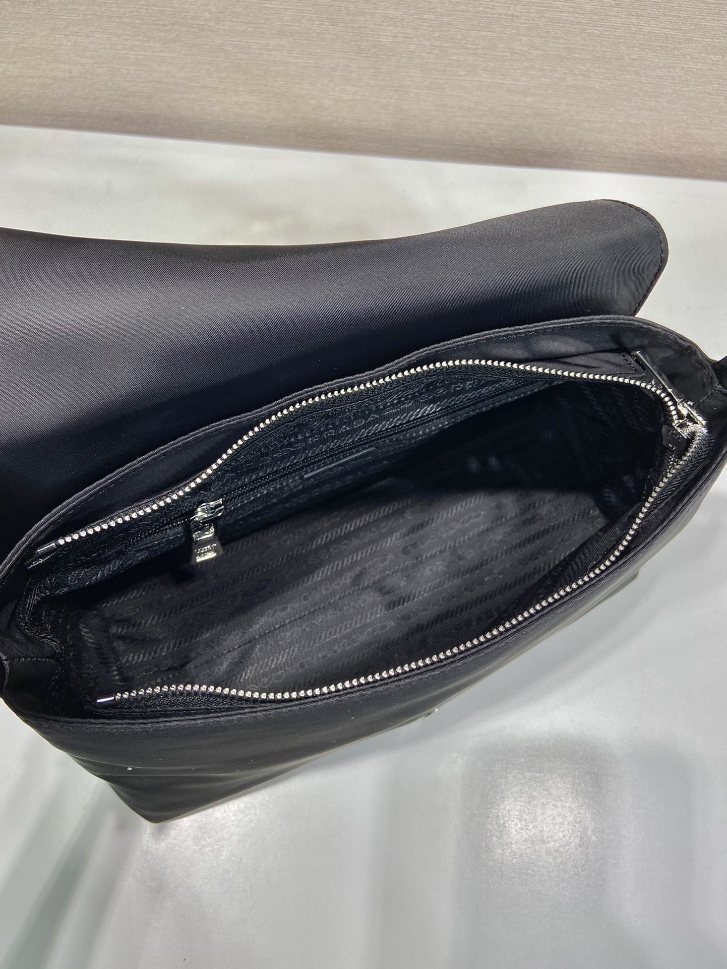 新作続々入荷中 プラダ 28cm ワンショルダーハンドバッグ
