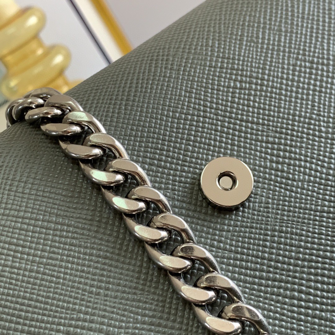 プラダ 超美品 Saffiano 21cm チェーンショルダーバッグ 2304