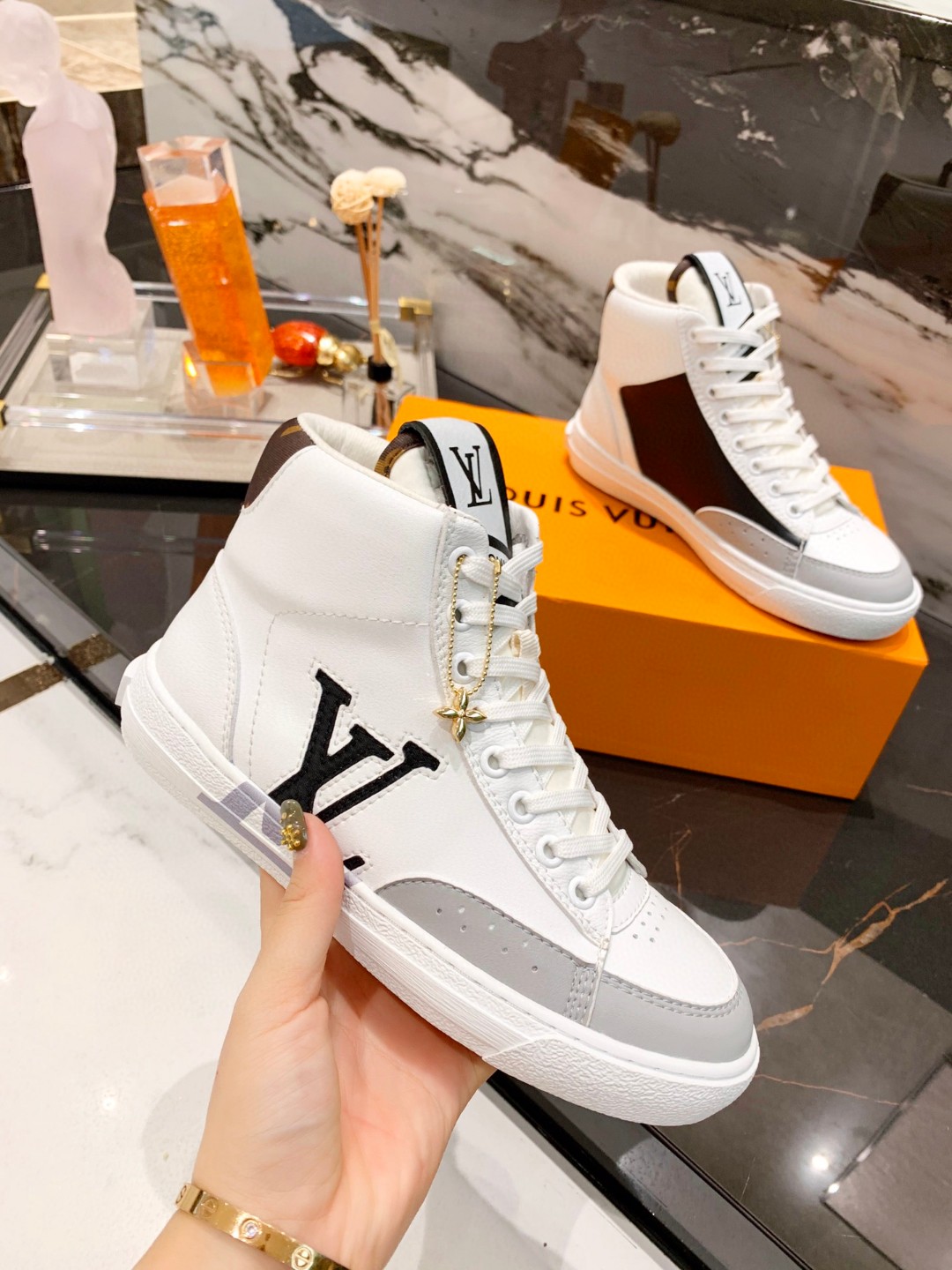 24夏 ルイヴィトン ハイカット スニーカー? 男女兼着