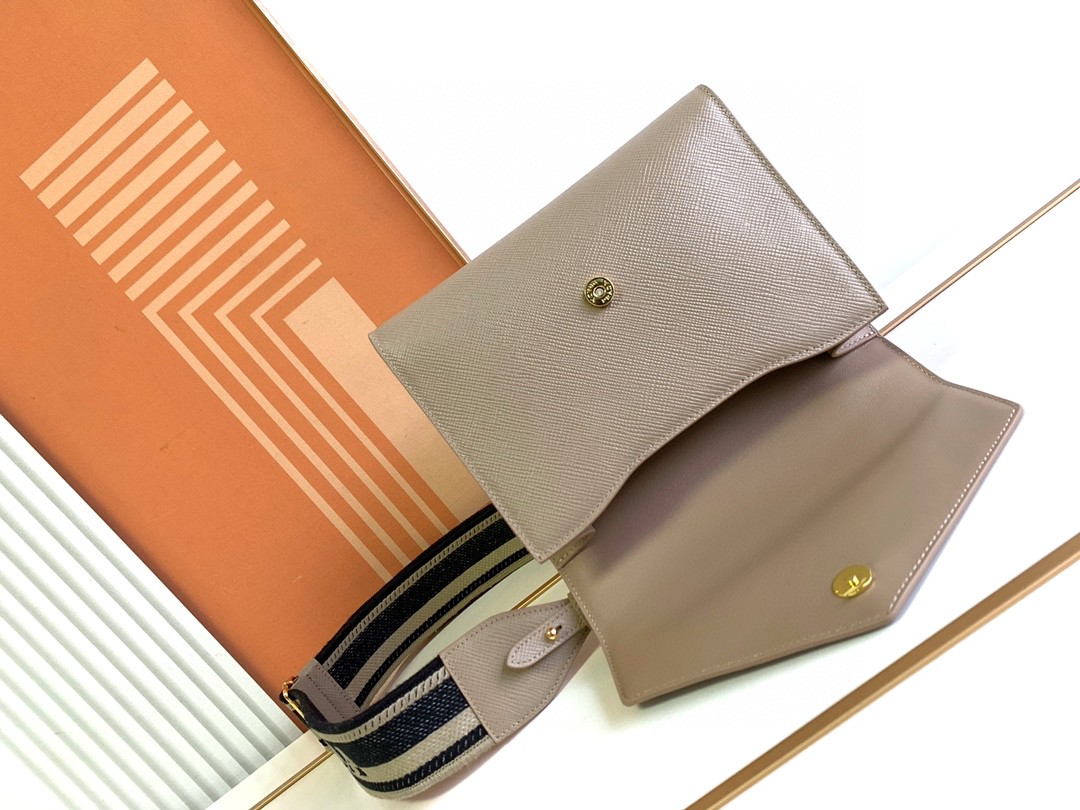 プラダ 超美品 Saffiano Monochrome ショルダーバッグ