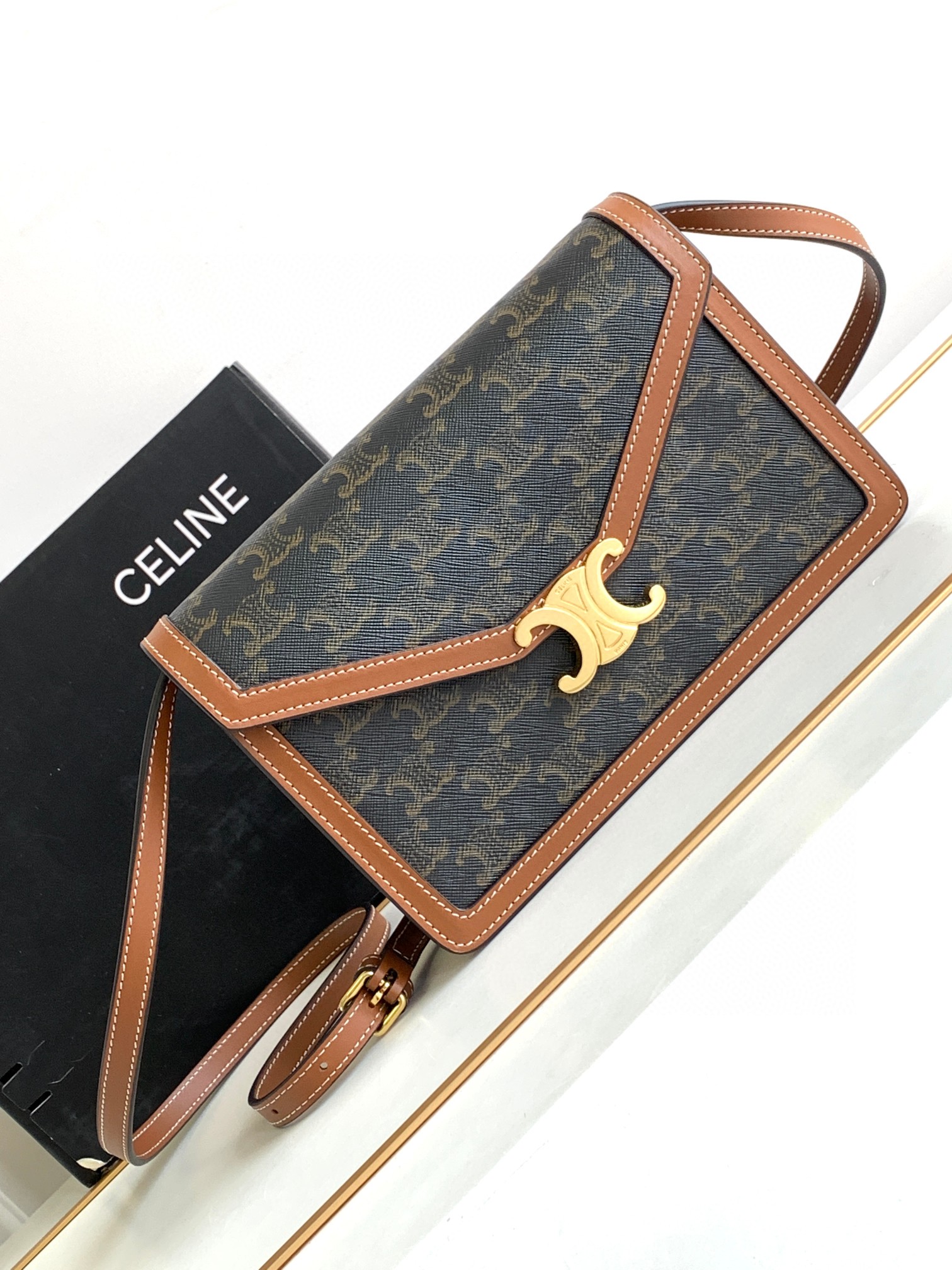セリーヌ 高品質 Enveloppe Triomphe メッセンジャーバッグ
