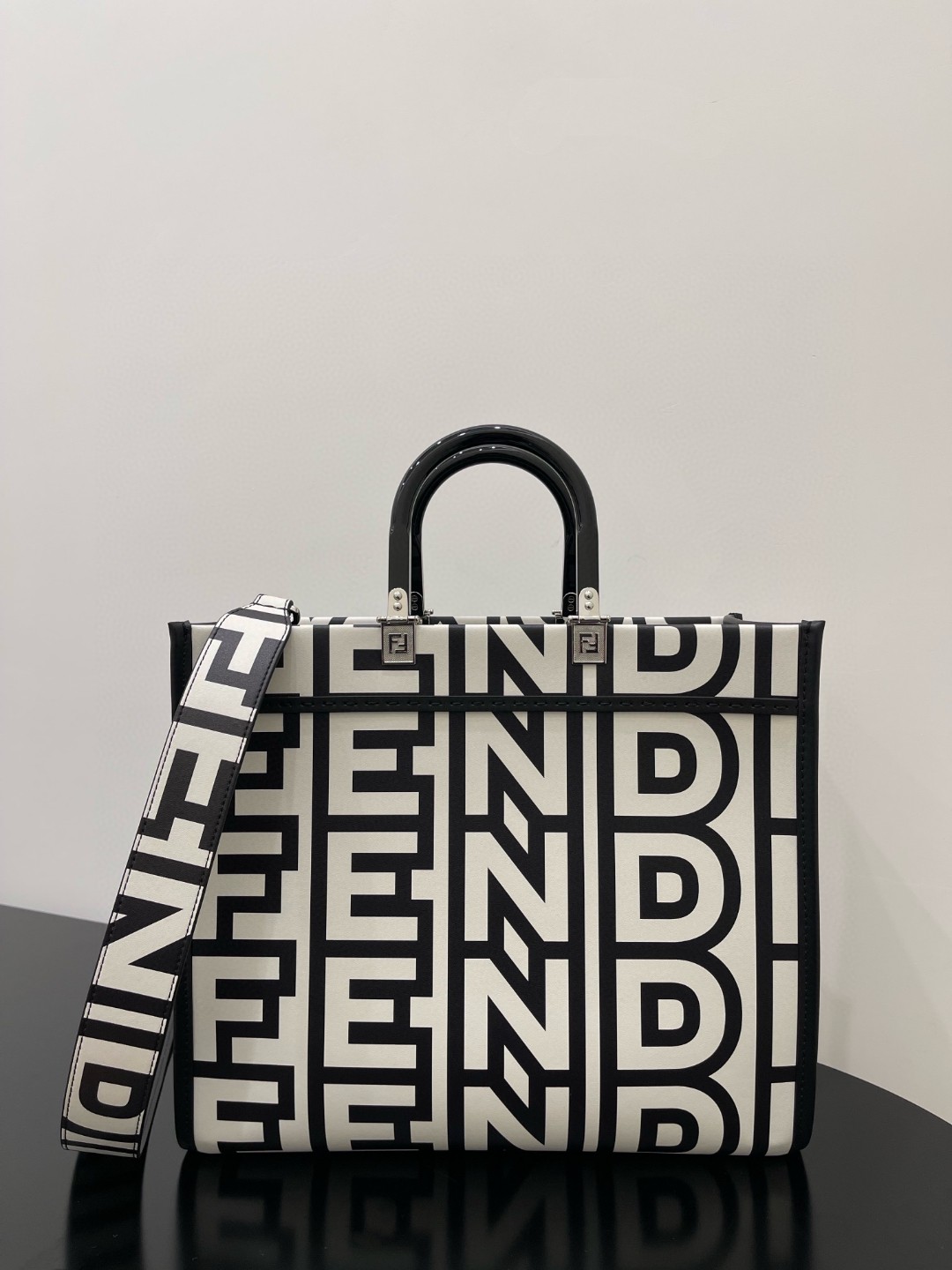 新作続々入荷中 フェンディ 35cm Tote ハンドバッグ