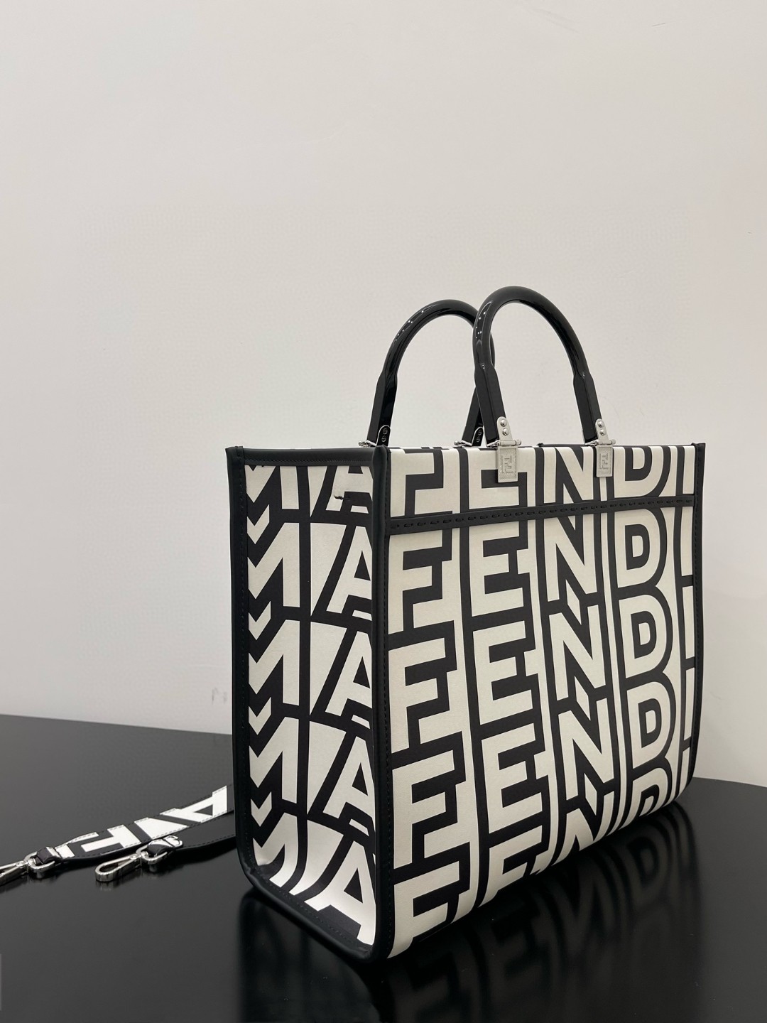 新作続々入荷中 フェンディ 35cm Tote ハンドバッグ