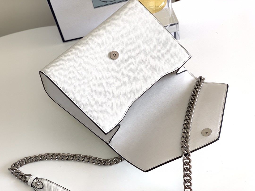 プラダ 超美品 Saffiano 21cm チェーンショルダーバッグ