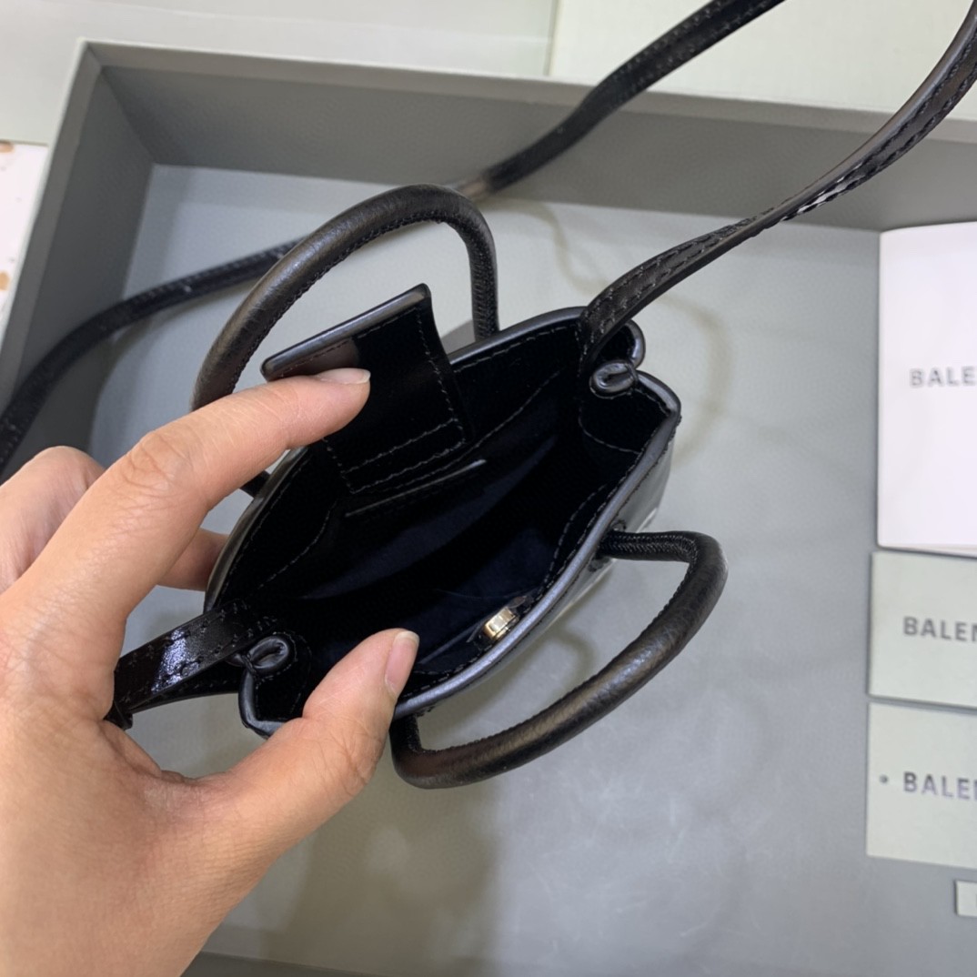 バレンシアガ 超美品 携帯バッグ/ミニショルダーバッグ