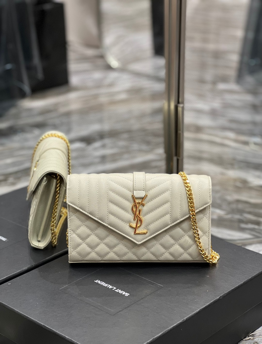 イヴ サンローラン高品質 monogramチェーンショルダーバッグ 2303