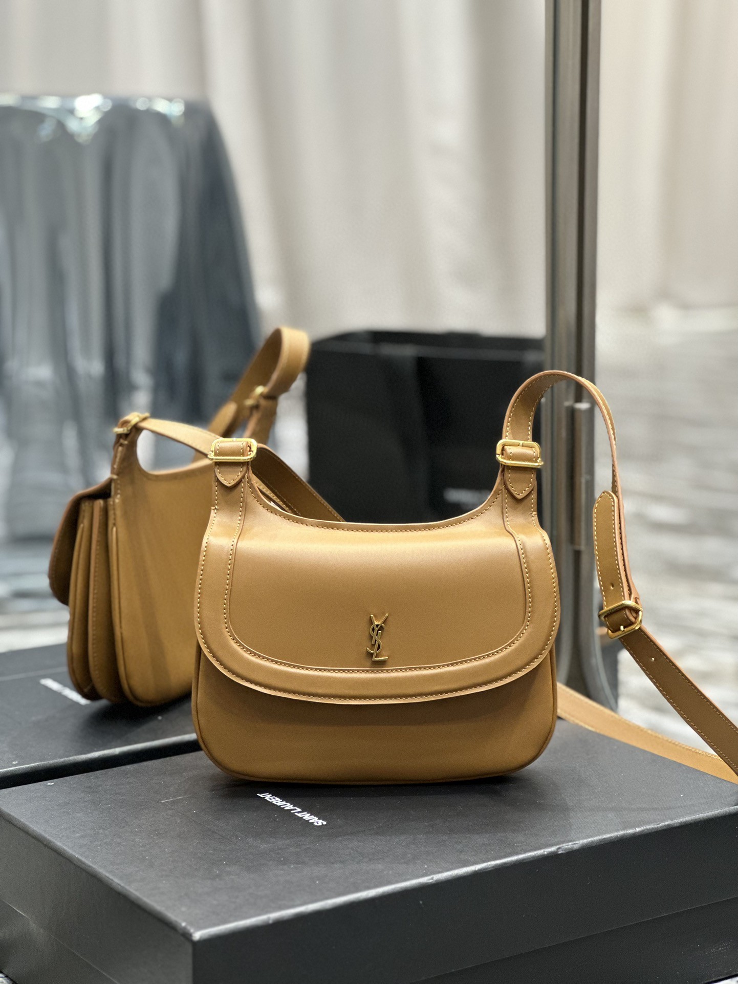 イヴ サンローラン 極美品 Charlie ショルダーバッグ