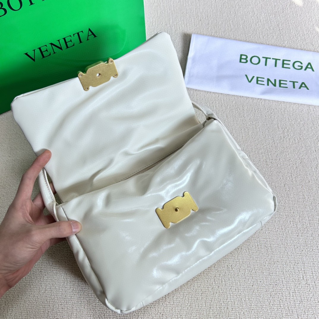 ボッテガヴェネタ 2023SSpuffer ショルダーバッグ 2302