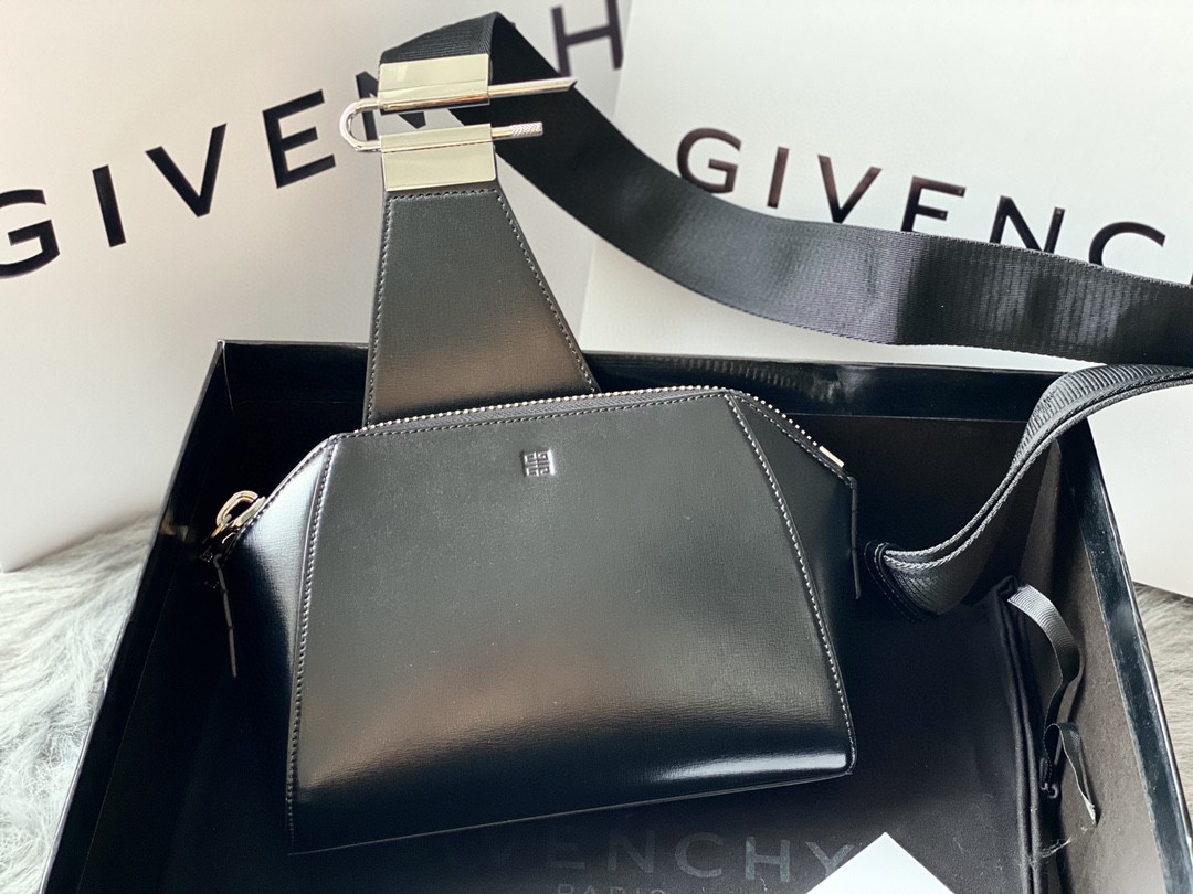 ジバンシィ 極美品 ショルダーバッグ