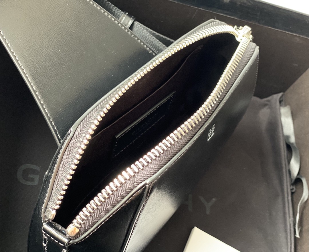 ジバンシィ 極美品 ショルダーバッグ