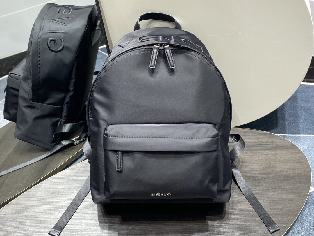ジバンシィ 極美品 ナイロン 恋人 後背包 リュック