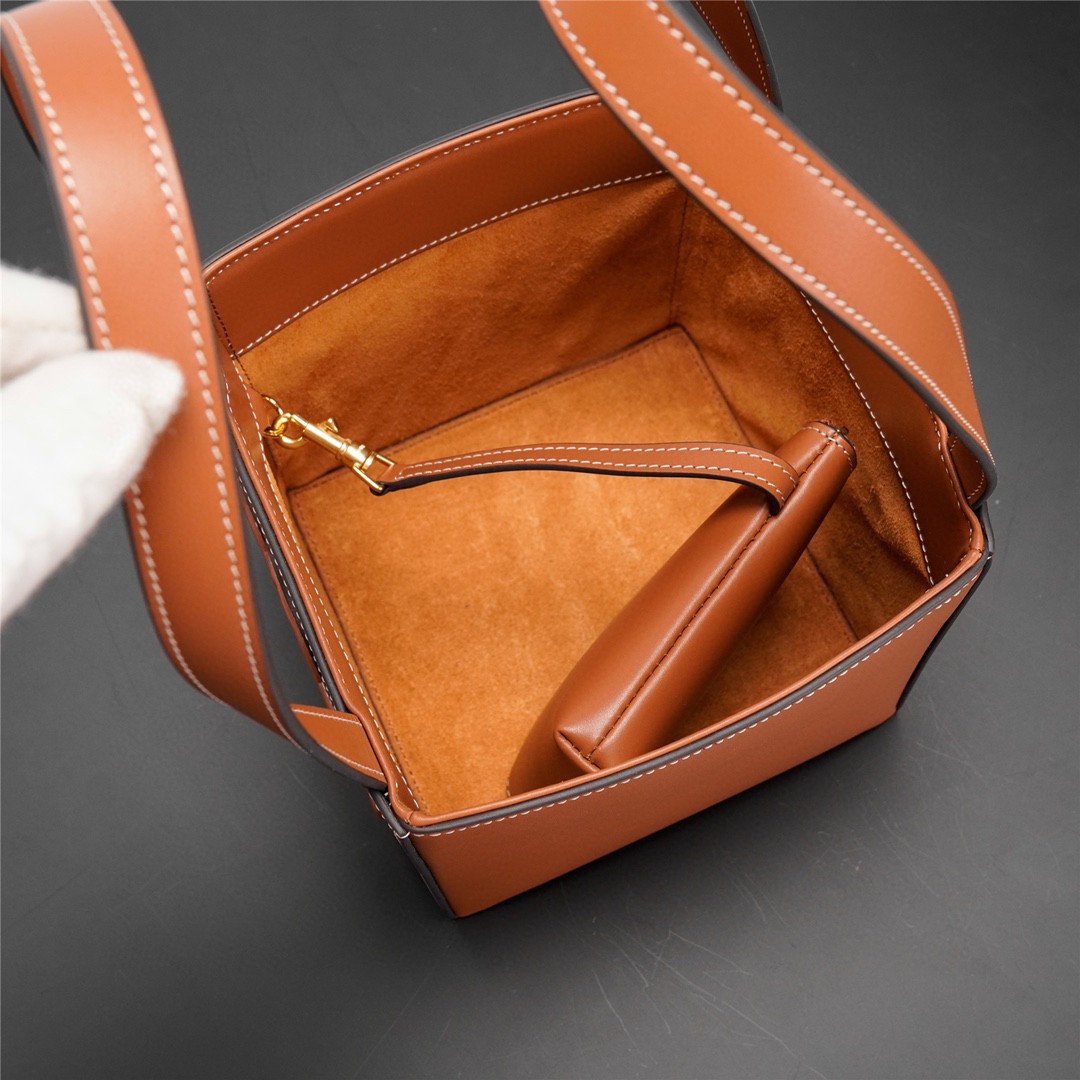 セリーヌ 超美品 triomphe スモール ハンドバッグ 2209