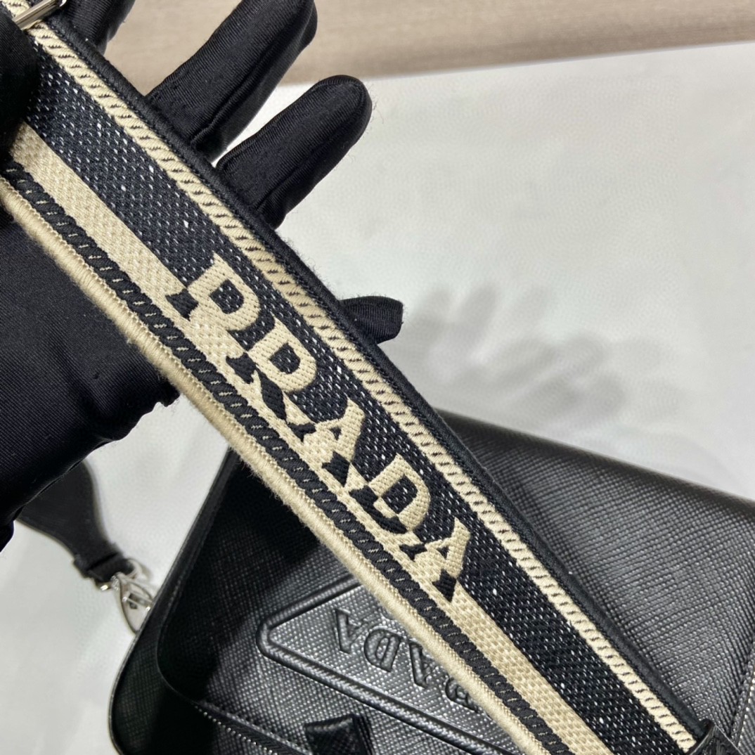 超美品 プラダ メンズ Saffiano ショルダーバッグ 2207
