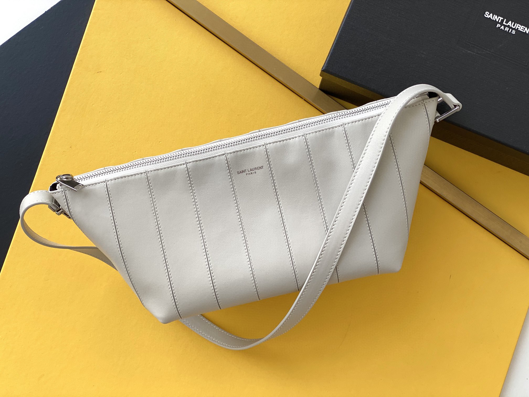 イヴ サンローラン 極美品 Monogramme ショルダーバッグ