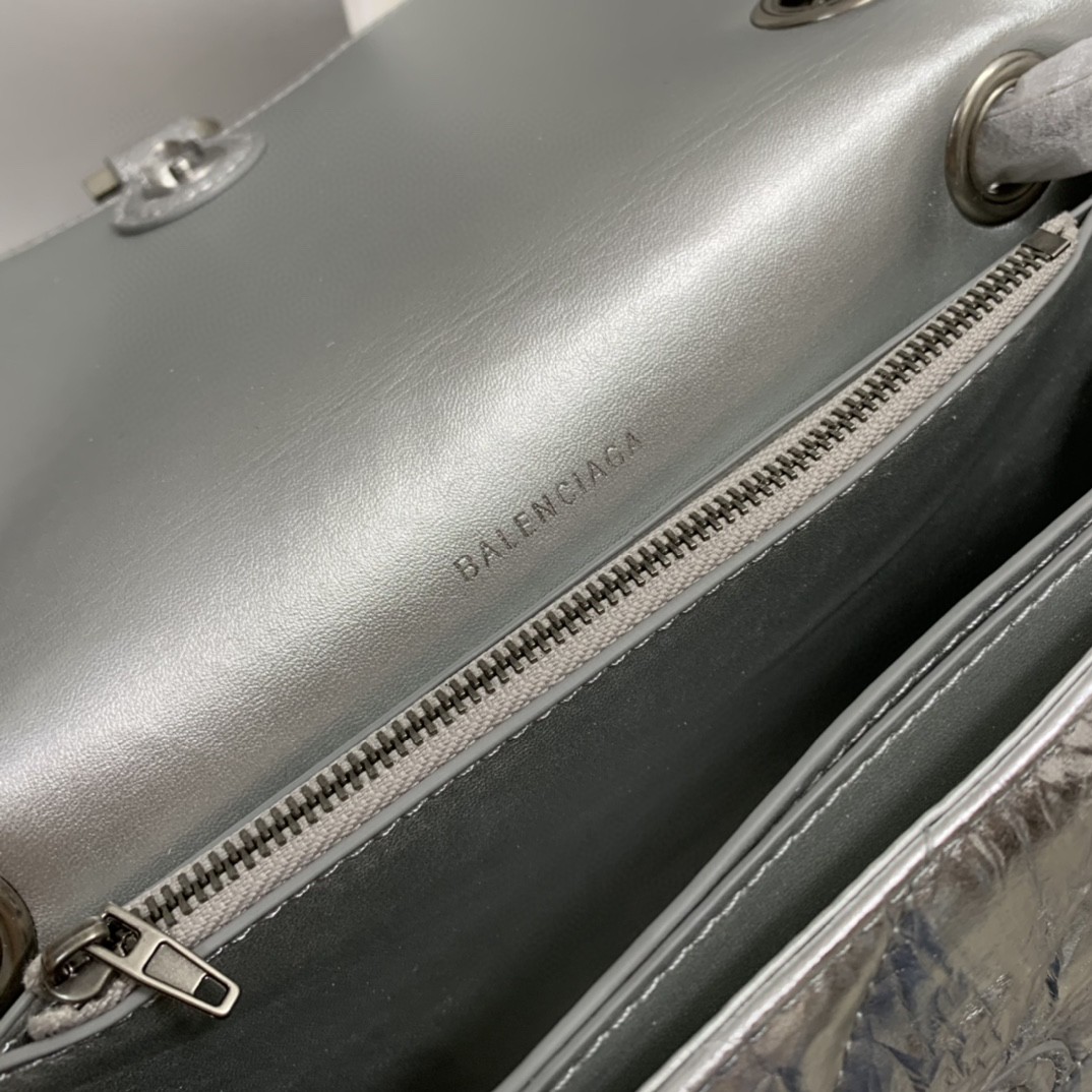 バレンシアガ 新作通販 31cm Crush チェーンショルダーバッグ 2212