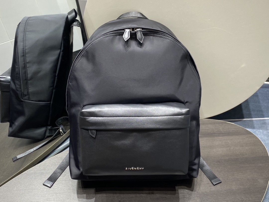 ジバンシィ 極美品 後背包 リュック