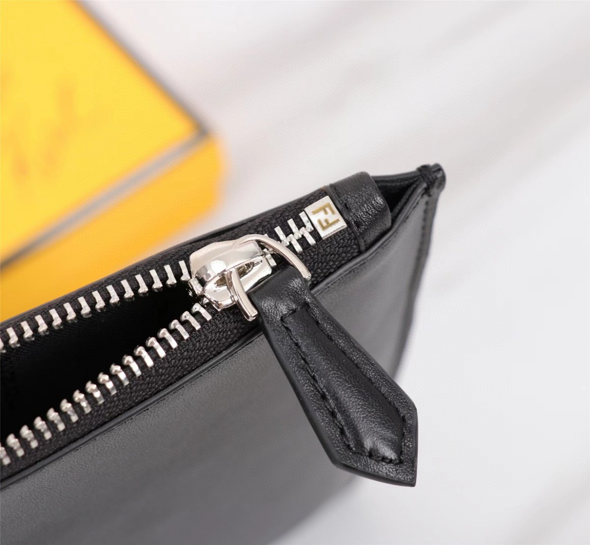 フェンディ 2022秋冬新品 Pouch セカンドバッグ 2209