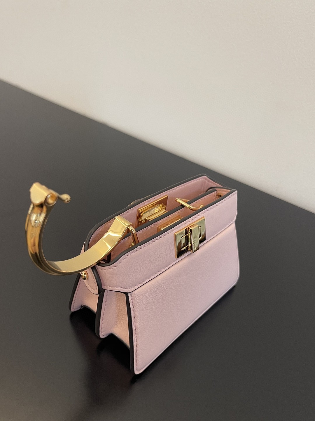 フェンディ 高品質 Peekaboo ISeeU Micro ミニショルダーバッグ 2206