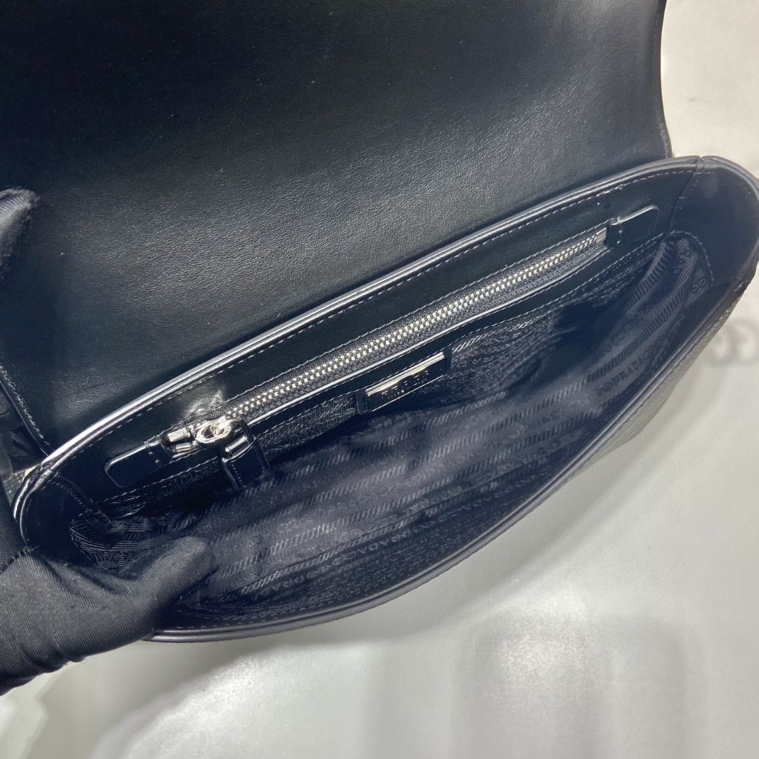 超美品 プラダ Saffiano ショルダーバッグ