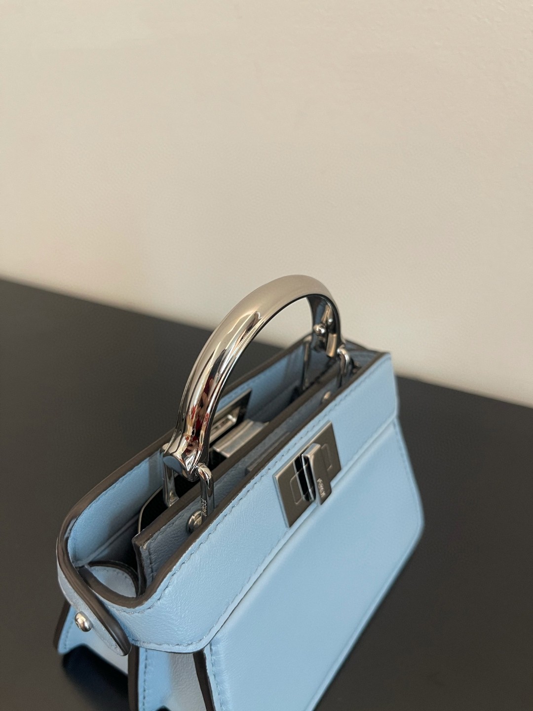 フェンディ 高品質 Peekaboo ISeeU Micro ミニショルダーバッグ 2206