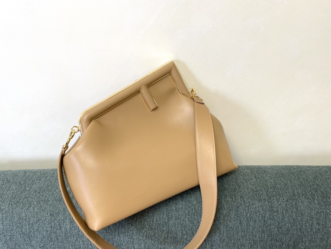 フェンディ 高品質 大サイズ ショルダーバッグ 2206