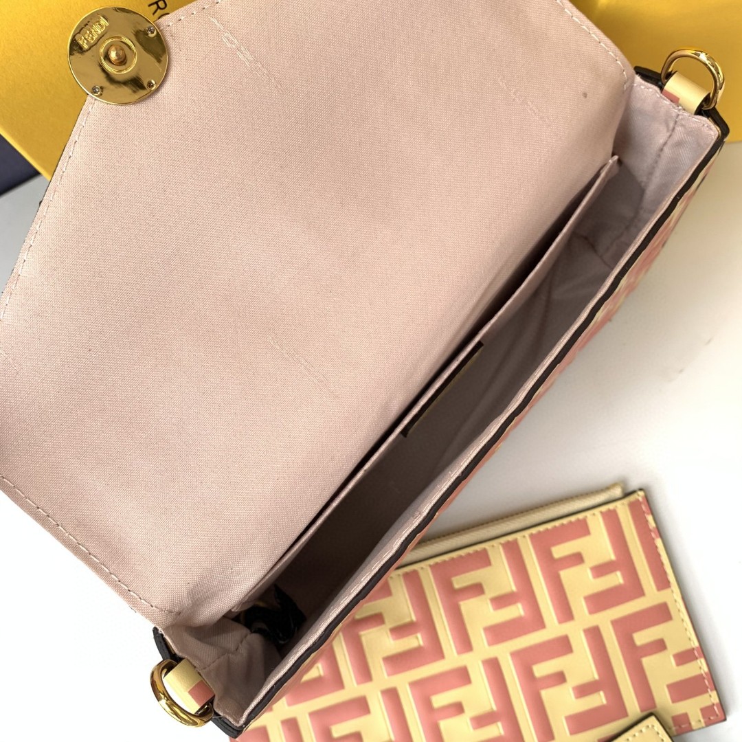 FENDI フェンディ 2022新品 ミニショルダーバッグ 2204